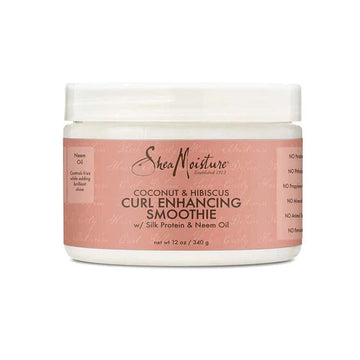 Coconut & Hibiscus Curl Enhancing Smoothie de SheaMoisture est une crème coiffante sans rinçage entièrement naturelle